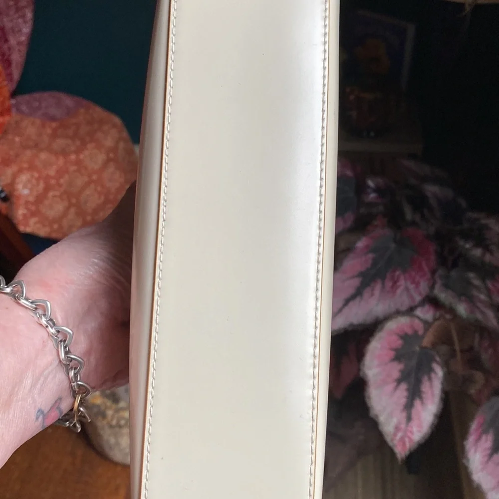 Salvatore Ferragamo cream leather handbag. - Picture 5 of 11